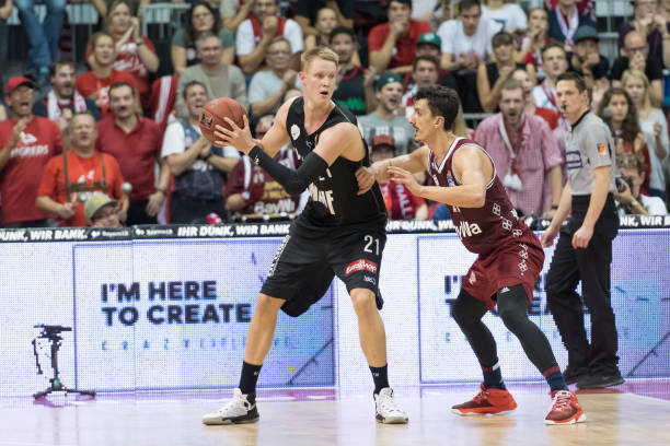 员在攻防两 员在攻防两