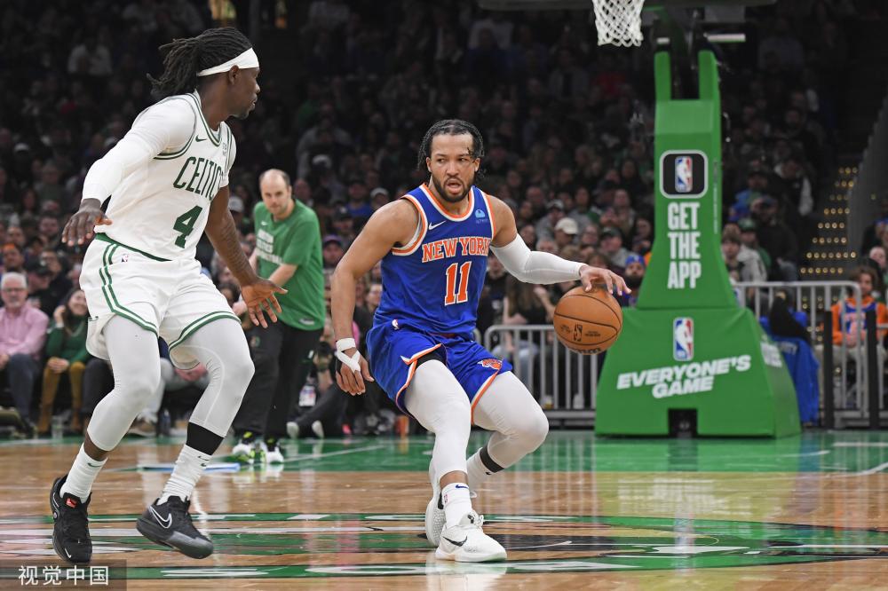 受到足球运 受到足球运